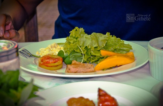 Garnish your salad with a selection of fruits in season like mango and pineapple.
